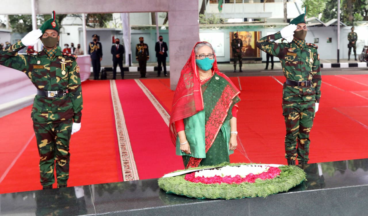 বঙ্গবন্ধুর প্রতিকৃতিতে প্রধানমন্ত্রীর শ্রদ্ধা