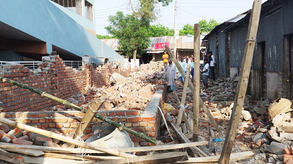 মধ্যরাতে হেলমেট বাহিনীর তাণ্ডব, পুলিশের বিরুদ্ধে অসহযোগিতার অভিযোগ 