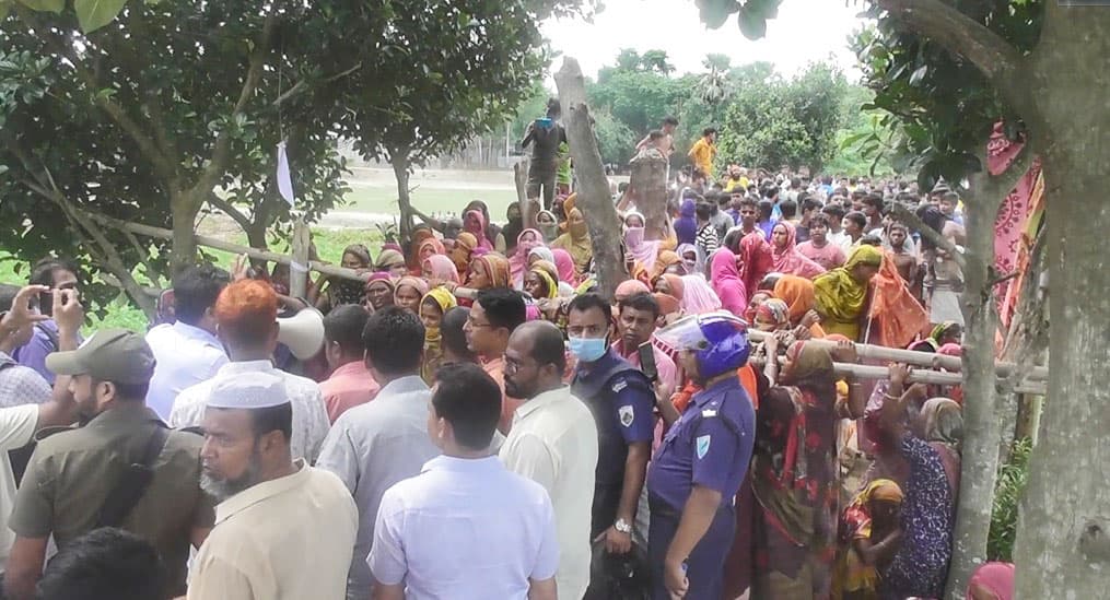 আশ্রয়ণ প্রকল্পের কাজ পরিদর্শনে গিয়ে হামলার শিকার সহকারী কমিশনার, গাড়ি ভাঙচুর