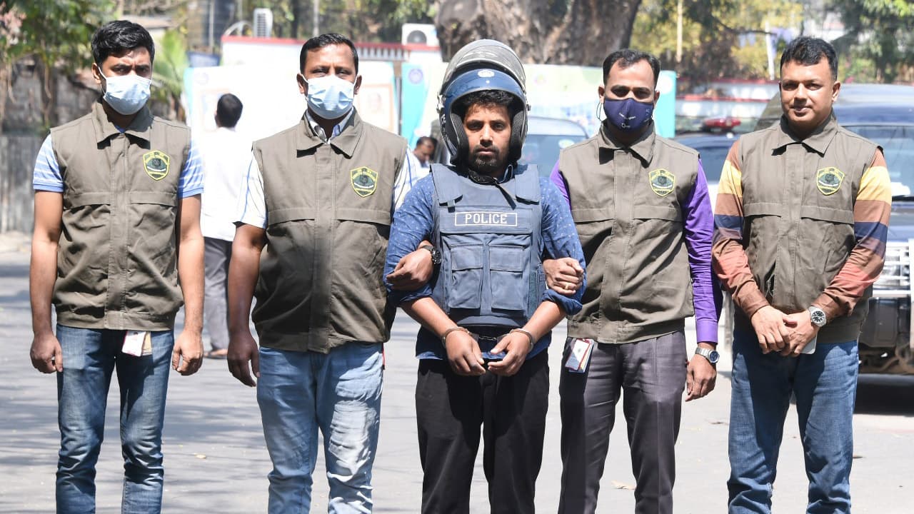 পুলিশ-বিচারকদের ওপর হামলা করতে বাহরাইন থেকে এসেছিলেন মনির