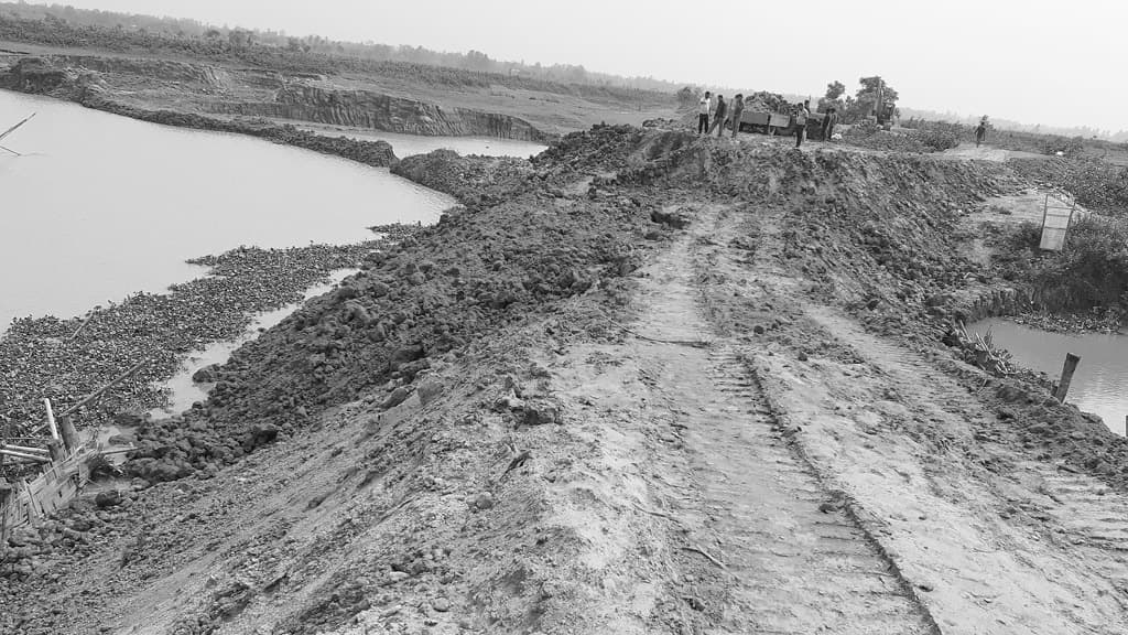 নির্মাণকাজ শেষের আট দিনের মাথায় বাঁধে ধস