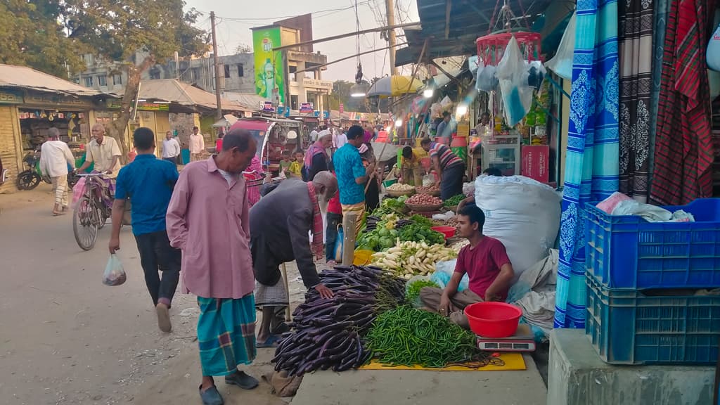 ফুটপাত দখল করে ব্যবসা