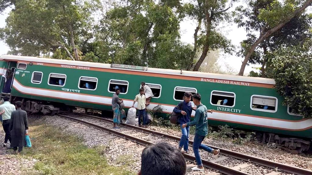 বিজয় এক্সপ্রেস লাইনচ্যুত: ঢাকা-চট্টগ্রাম ট্রেন চলাচল বন্ধ