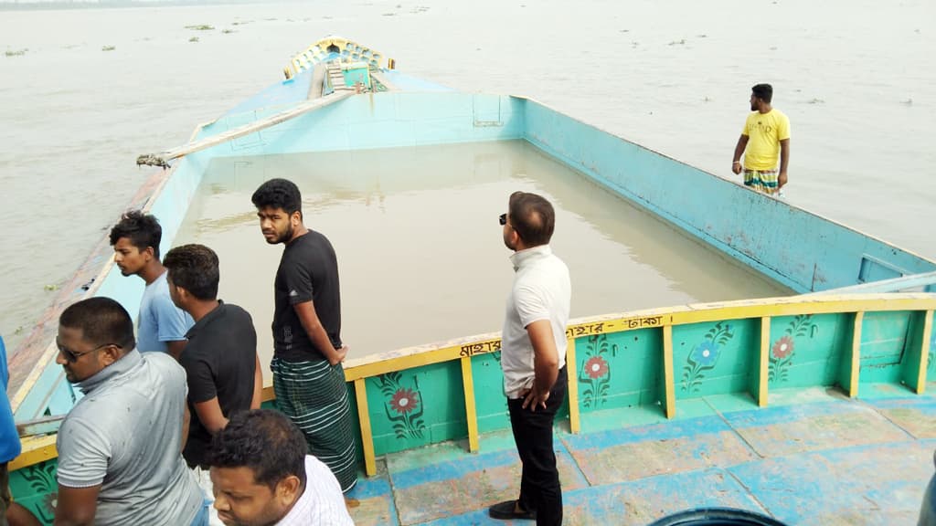 বালু ব্যবসায়ীদের বিরুদ্ধে ইউএনওকে জিম্মি করার অভিযোগ