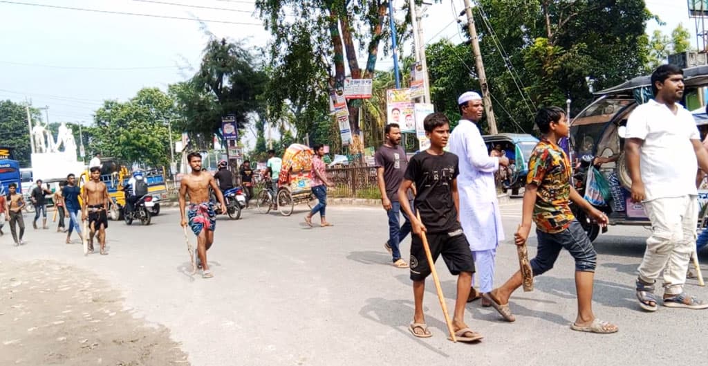 ফরিদপুরে অটোরিকশা শ্রমিকদের সঙ্গে দ্বন্দ্বে বাসসহ যাত্রীবাহী যান চলাচল বন্ধ