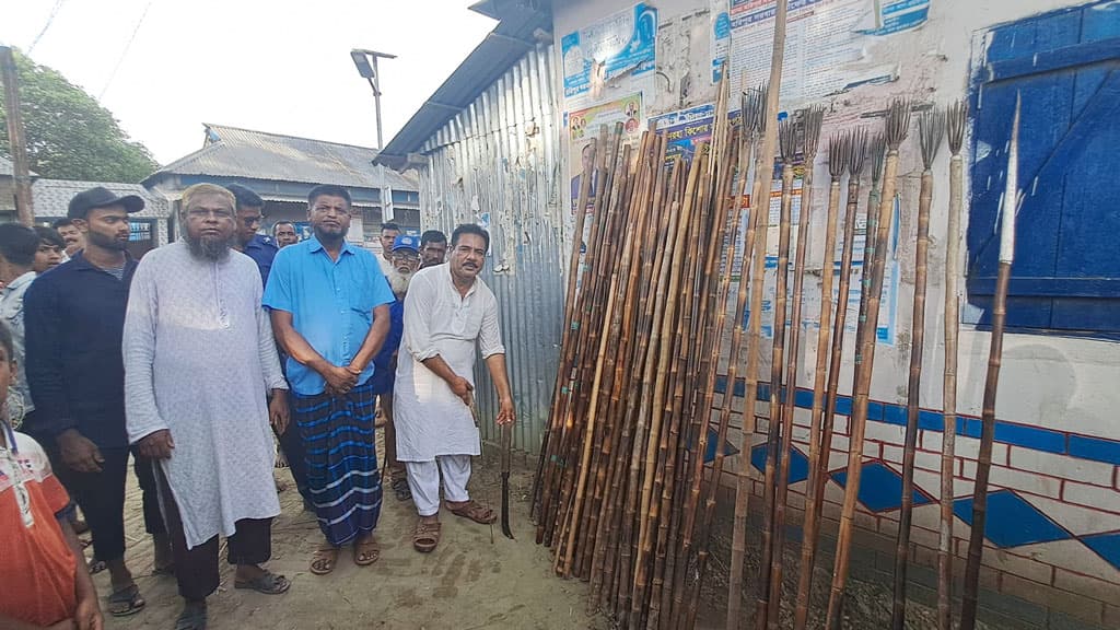 ব্রাহ্মণবাড়িয়ায় কেউ অস্ত্র বানাতে গেলে নাম-ঠিকানা থানায় পাঠানোর নির্দেশ কামারদের