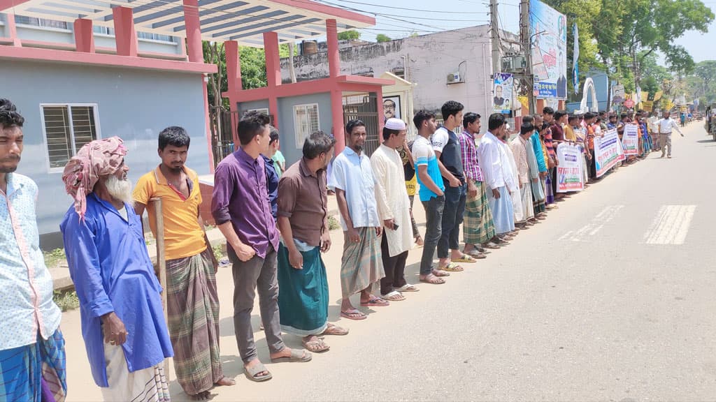 নালিতাবাড়ী উপজেলা কৃষি কর্মকর্তার বদলি স্থগিতের দাবিতে কৃষকদের বিক্ষোভ