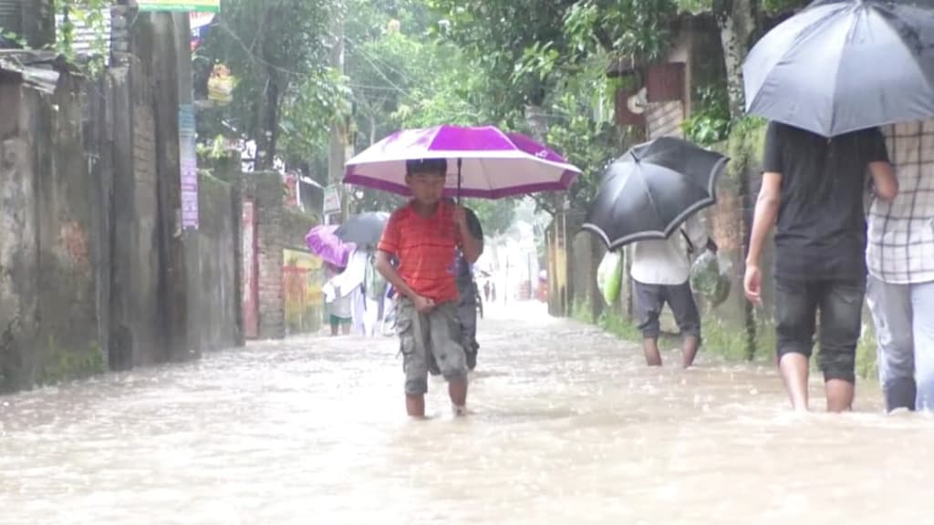 টানা বৃষ্টিতে জনজীবন ব্যাহত