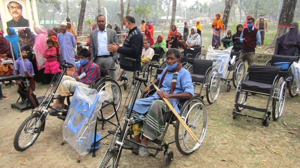 সহায়ক উপকরণ পেল প্রতিবন্ধীরা