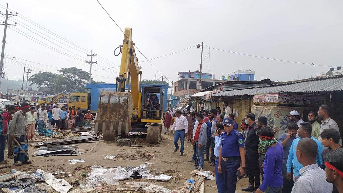 শায়েস্তাগঞ্জে পাঁচ শতাধিক অবৈধ দোকানপাট উচ্ছেদ