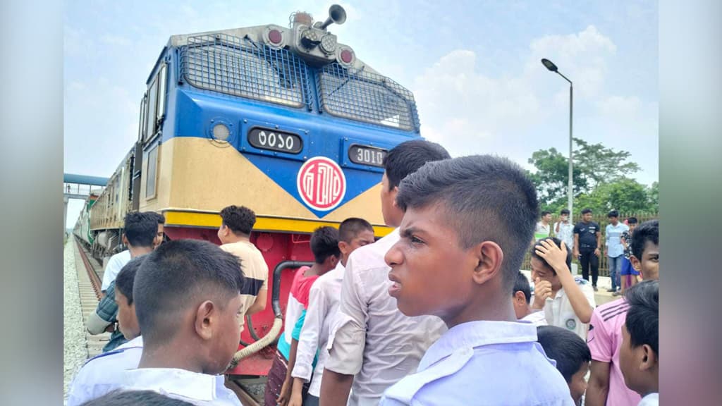 স্কুল যাওয়ার পথে ট্রেনে কাটা পড়ল স্কুলছাত্রী, সহপাঠীদের বিক্ষোভ