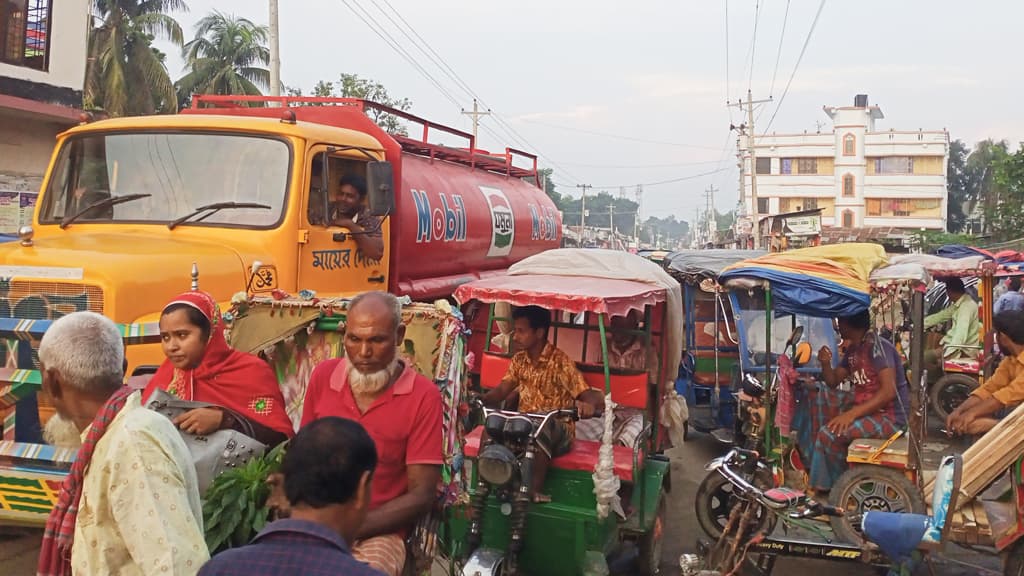 অবৈধ স্ট্যান্ডে যানজট