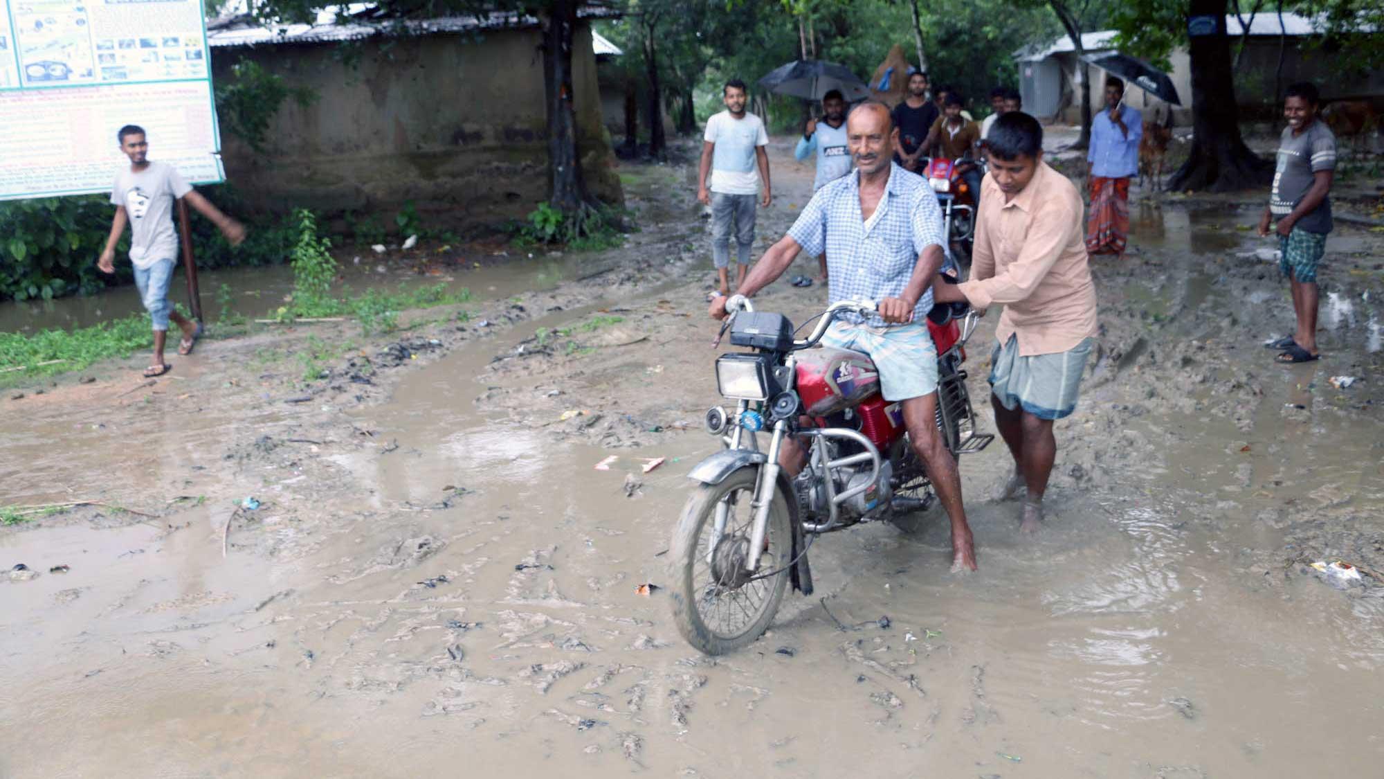 কাঁসাপুকুর গ্রামের এক কিলোমিটার কাচা সড়কের বেহাল দশা, দুর্ভোগে হাজারো মানুষ