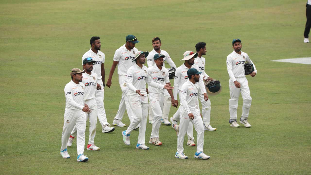 আলোকস্বল্পতায় ৩৩ ওভার বাকি থাকতেই শেষ প্রথম দিন