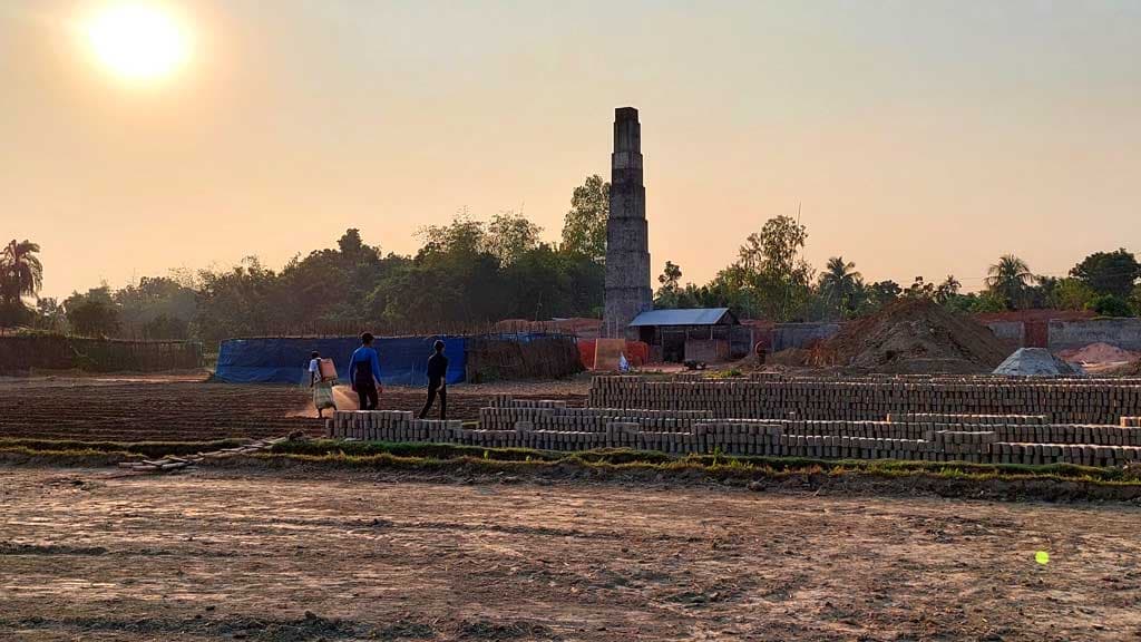 কৃষিজমি, বসতিতে ইটভাটা