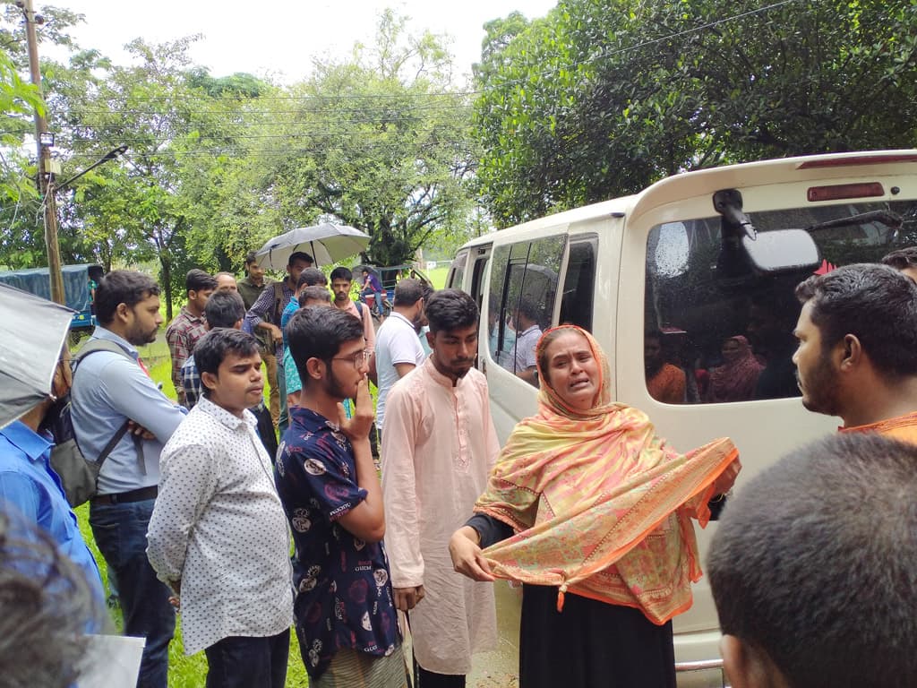 শাবিপ্রবি ক্যাম্পাসে বুলবুলের পরিবার, প্রধানমন্ত্রীর কাছে বিচার চাইলেন মা