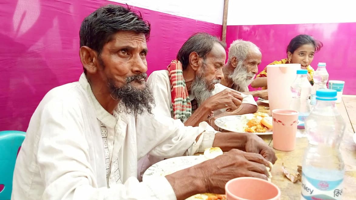 শেরপুরে অন্য রকম এক দিন কাটল ভিক্ষুকদের