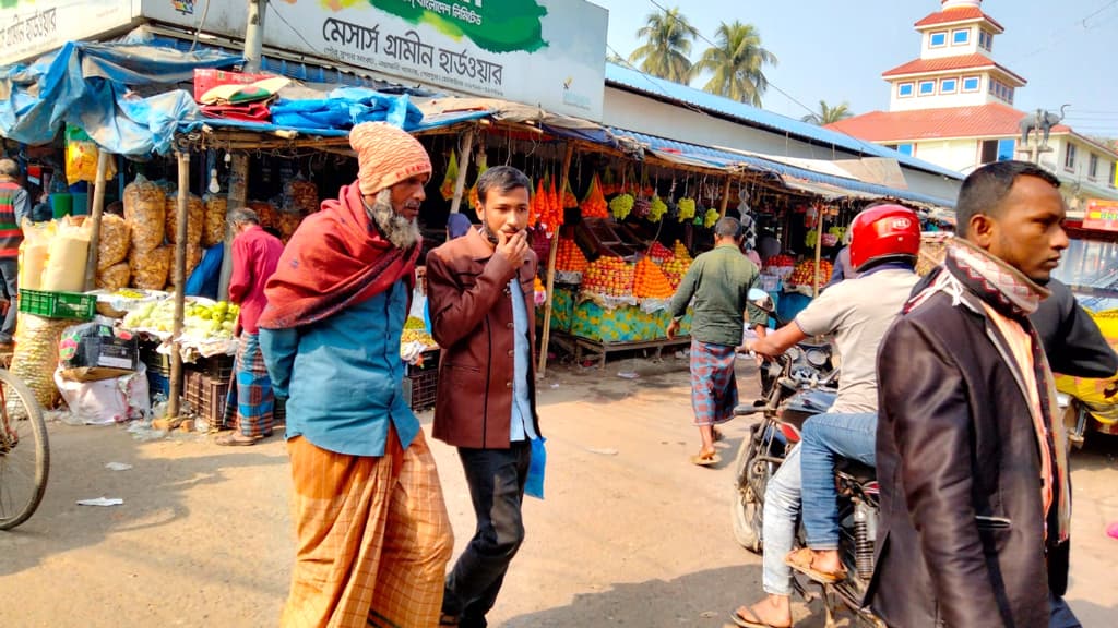 করোনা বাড়লেও মাস্ক ছাড়াই রাস্তাঘাটে চলাচল