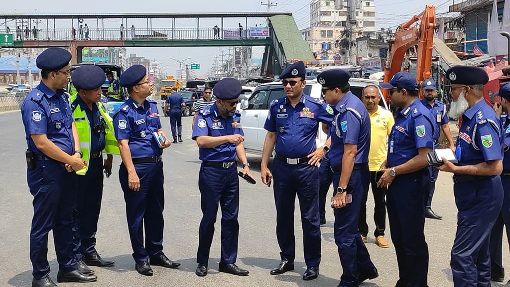 সাভারে তেলবাহী লরি উল্টে আগুন: দায় কার তদন্ত করবে পুলিশ