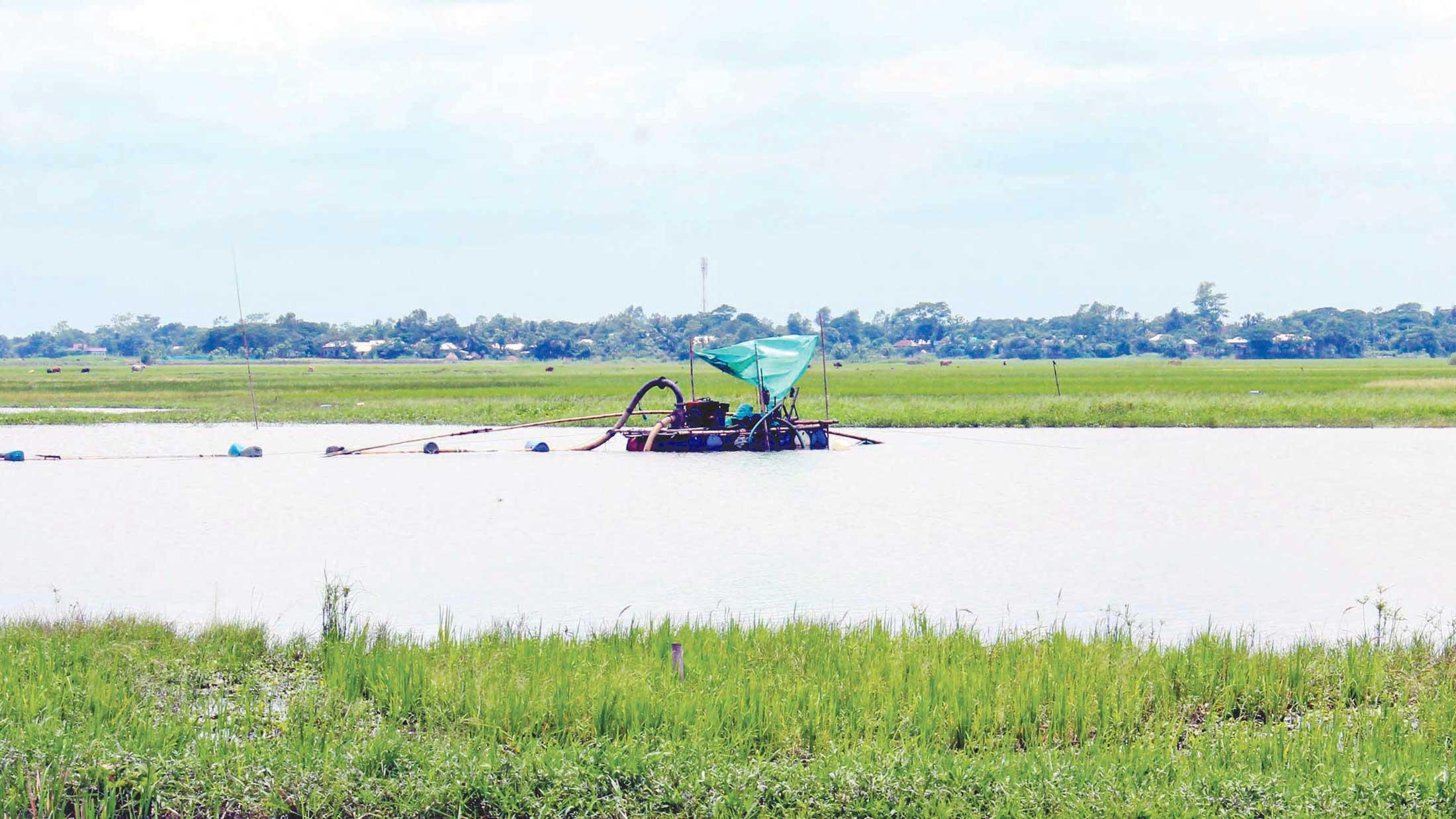 ড্রেজার বসিয়ে কাটা হচ্ছে মাটি