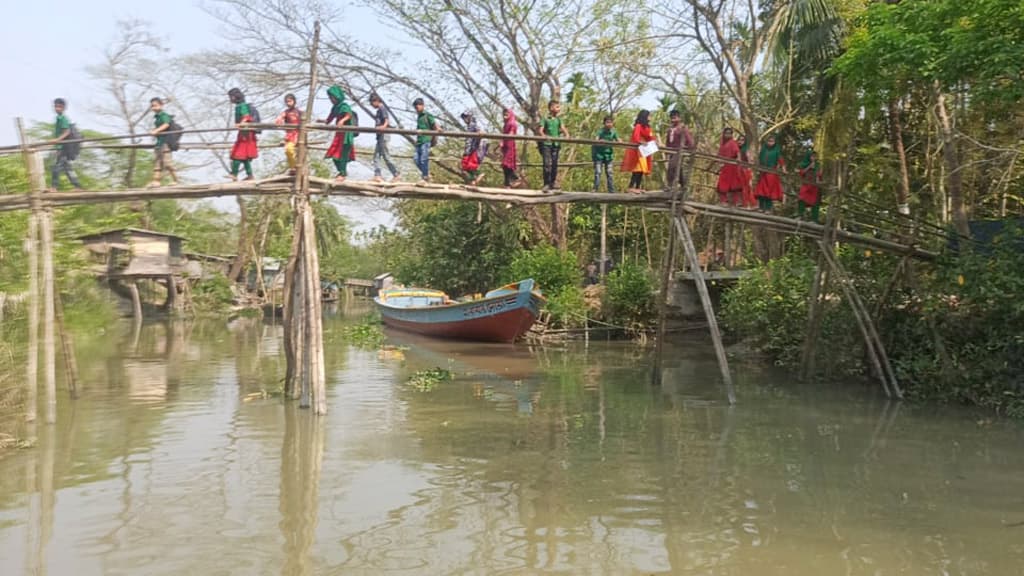 পারাপারে ভরসা নড়বড়ে সাঁকো