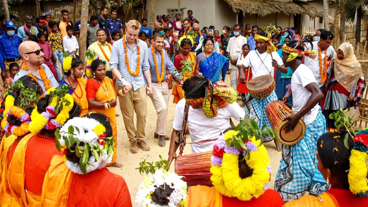 ব্রিটিশ ডেপুটি হাইকমিশনারের সাঁওতাল-অধ্যুষিত এলাকা পরিদর্শন