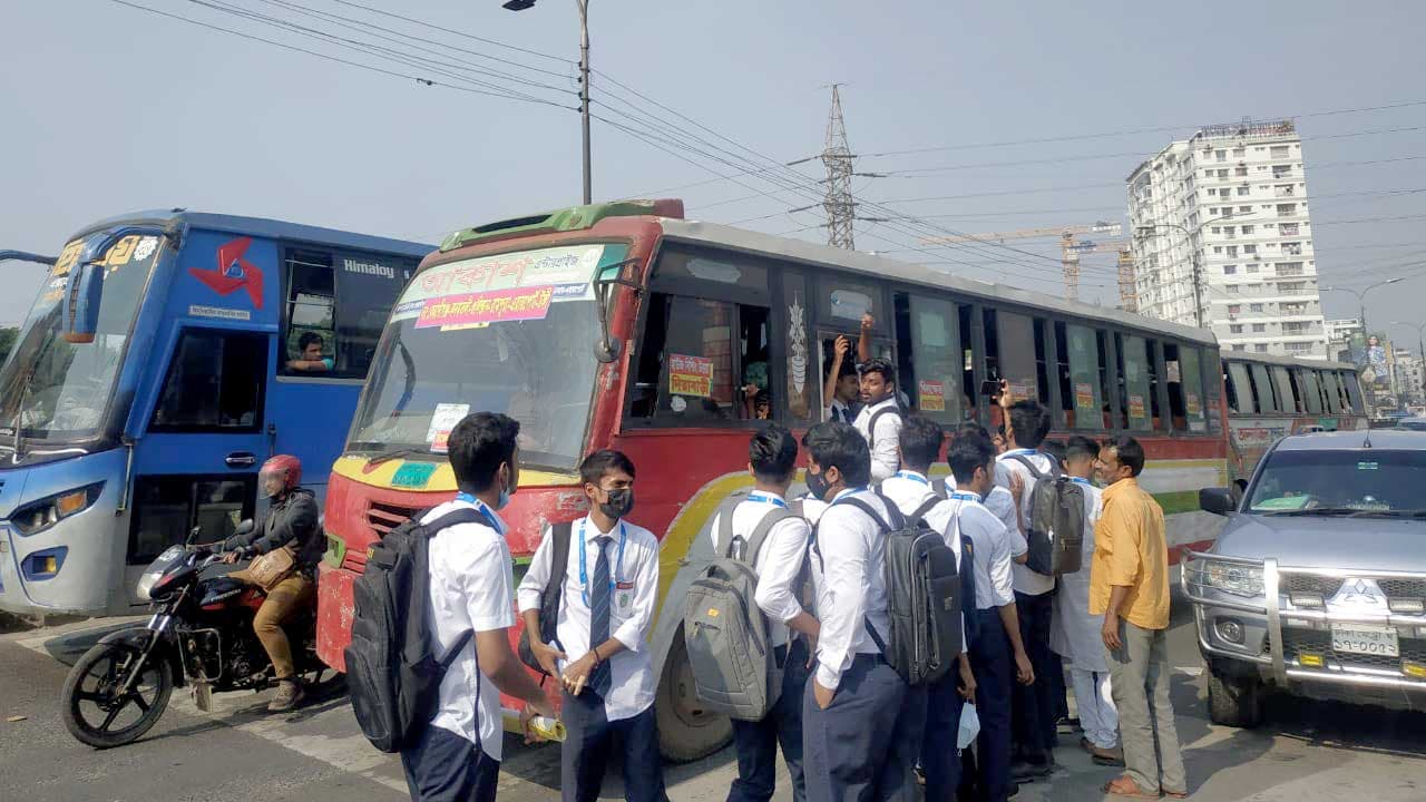 ৬ দাবিতে রামপুরায় বাস আটকিয়ে শিক্ষার্থীদের বিক্ষোভ