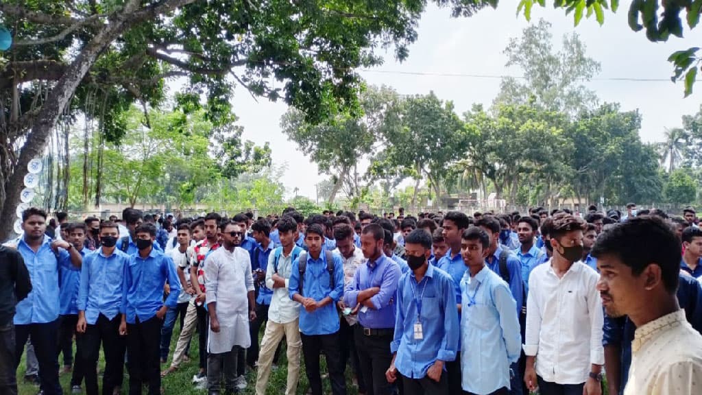 ব্যানারে বঙ্গবন্ধু ও প্রধানমন্ত্রীর ছবি না থাকায় অনুষ্ঠান বয়কট এমপির