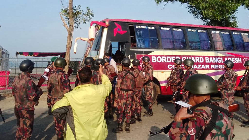 ইনানীর নৌবাহিনী জেটিঘাটে মিয়ানমারের ৩৩০ সদস্যকে ফেরতের প্রক্রিয়া চলছে