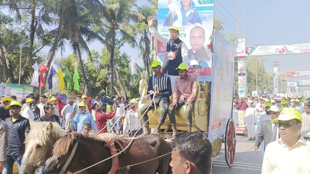 কেউ নৌকায় কেউবা ঘোড়ায় চড়ে যাচ্ছেন কক্সবাজারের সমাবেশে 