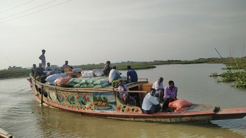 ফের ঝুঁকি নিয়ে চলছে নৌযান