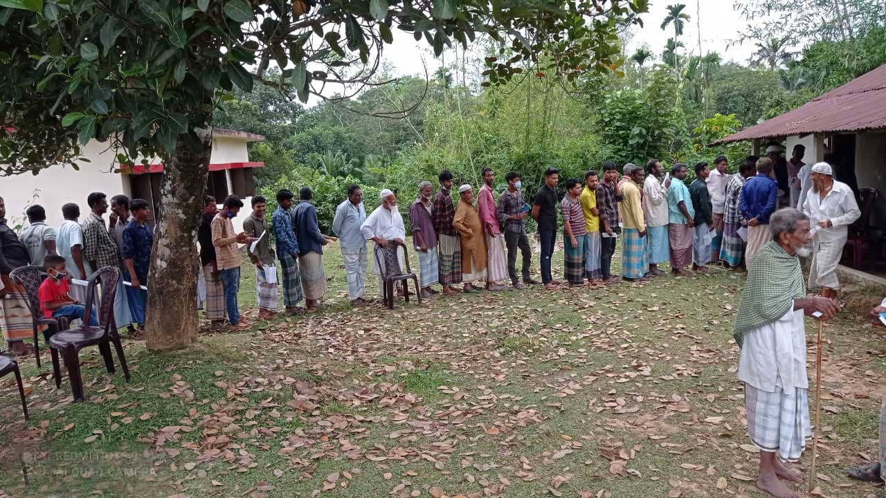 ৬ ঘণ্টায় টিকা নিলেন দেড় হাজার মানুষ