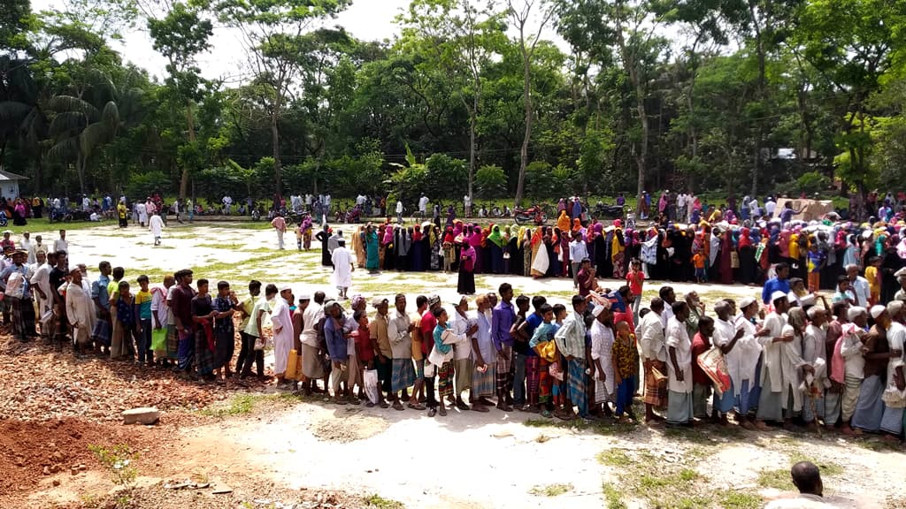 টিসিবির পণ্য কিনতে দীর্ঘ সারি