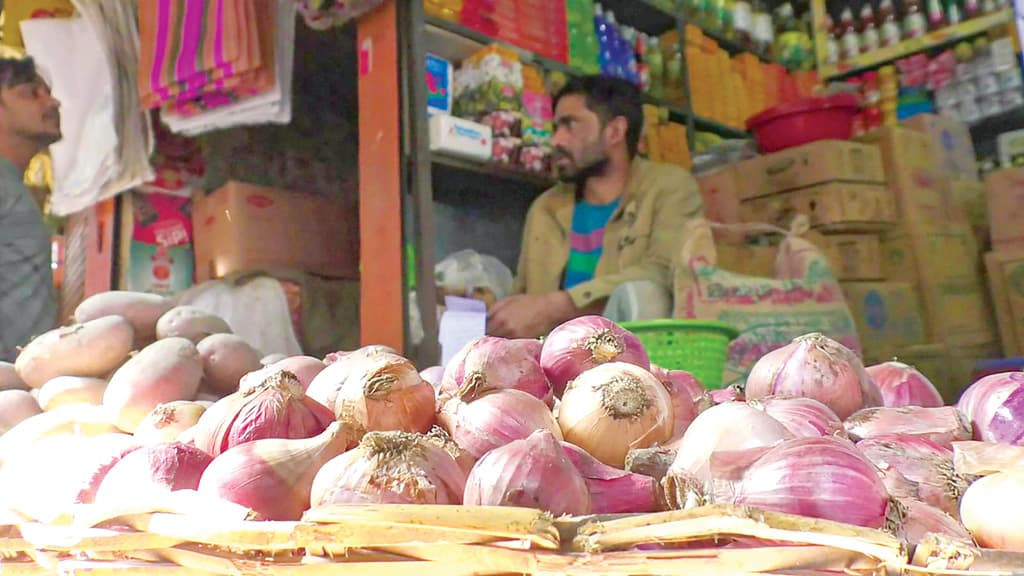 সপ্তাহের ব্যবধানে পেঁয়াজের দাম বেড়ে হলো দ্বিগুণ