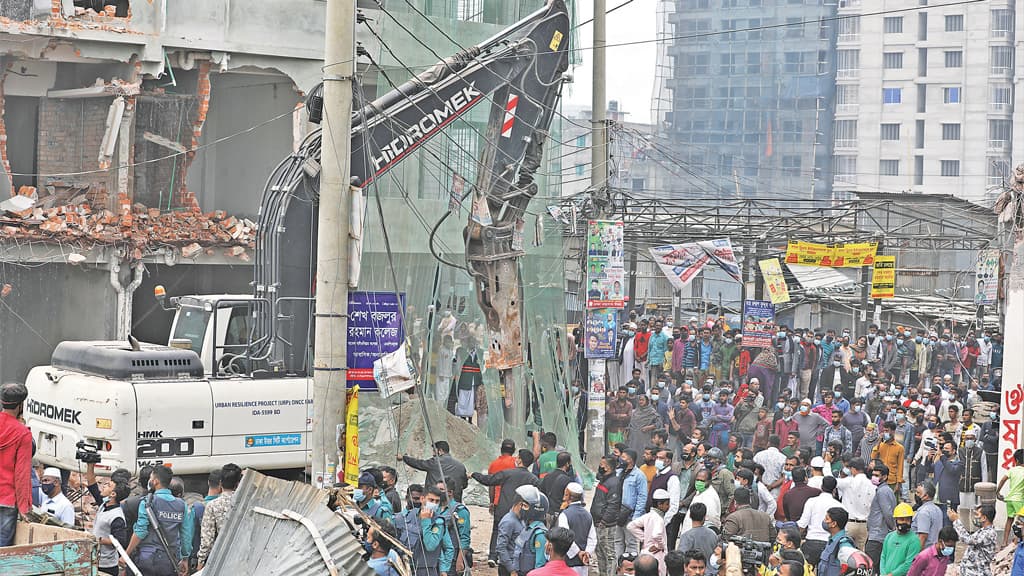 খাল উদ্ধারে মেয়র টিকল না দখলদারেরা