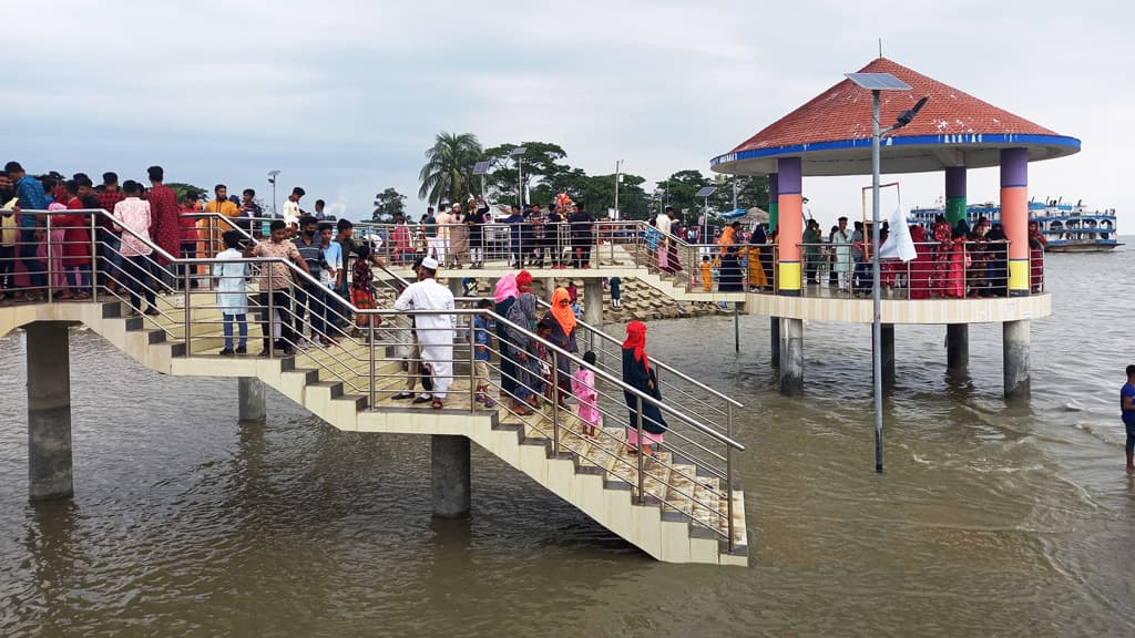 দর্শনার্থীদের পদচারণায় মুখর চরফ্যাশনের বেতুয়া প্রশান্তি পার্ক