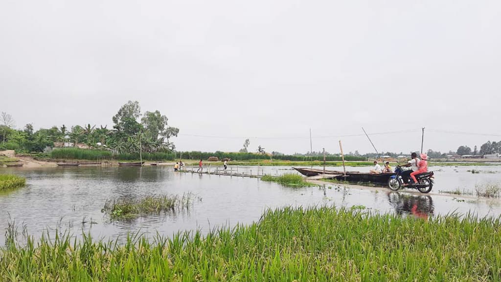 ৫০ বছরেও সেতু হয়নি ধরলা নদীতে, দুর্ভোগ