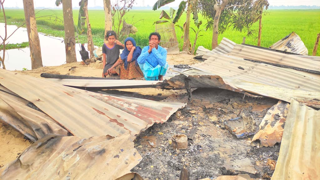 আগুনে সর্বস্ব হারিয়ে খোলা আকাশের নিচে বসবাস