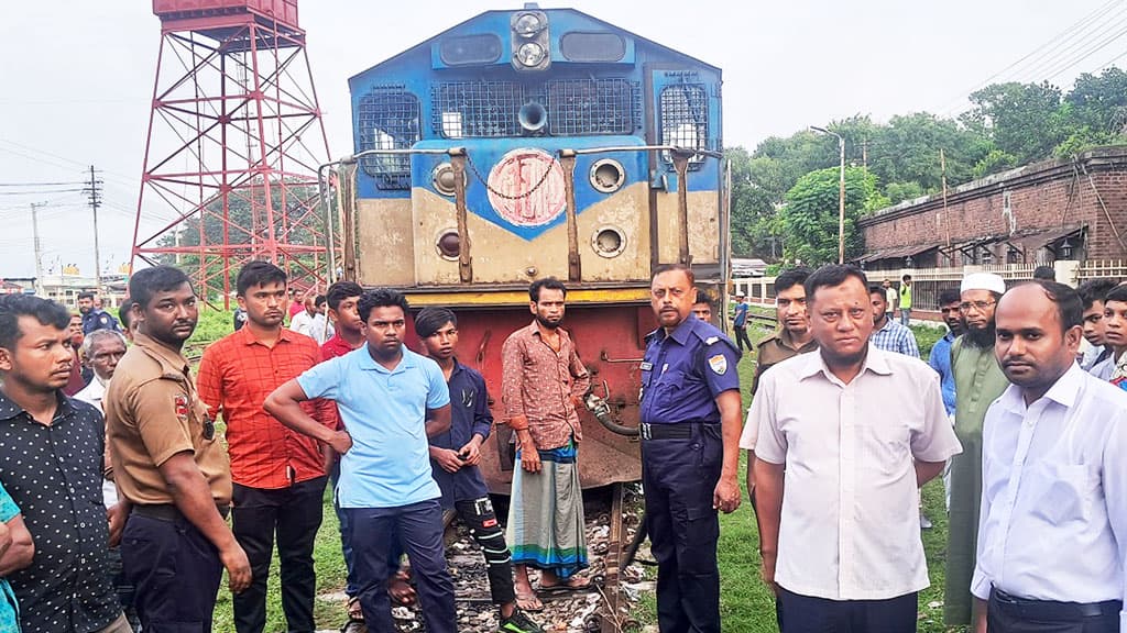 মেঘনা এক্সপ্রেসের ইঞ্জিনের গরম পানিতে ঝলসে গেছেন চালক, যাত্রীদের দুর্ভোগ