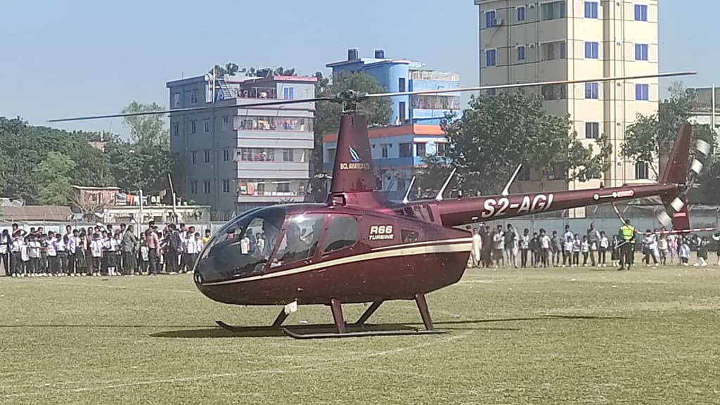 সিরাজগঞ্জে শিক্ষার্থীদের হেলিকপ্টারে ঘুরিয়ে সংবর্ধনা