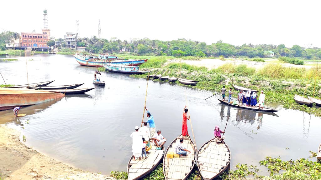 সেতুর অভাবে ভোগান্তি