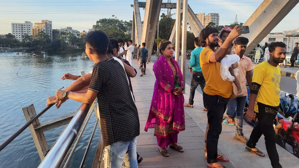 ঈদের ছুটিতে হাতিরঝিলে দর্শনার্থীদের ভিড়