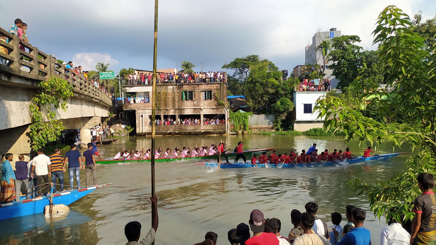 বৈরাণ নদীতে নৌকাবাইচ