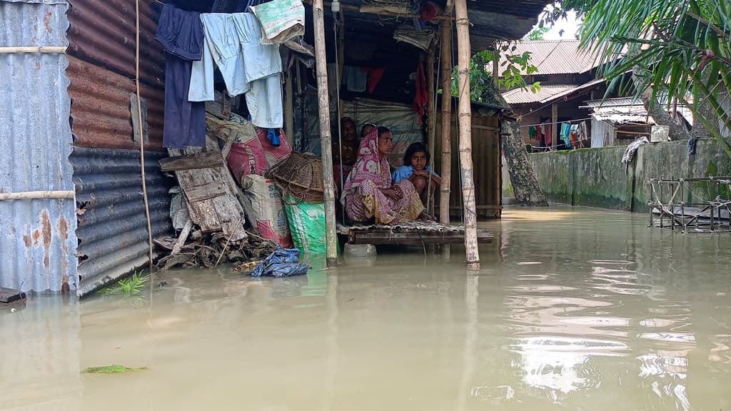 ‘অসহায় জীবন যাপন করতাছি, কেউ খবর লইলো না’