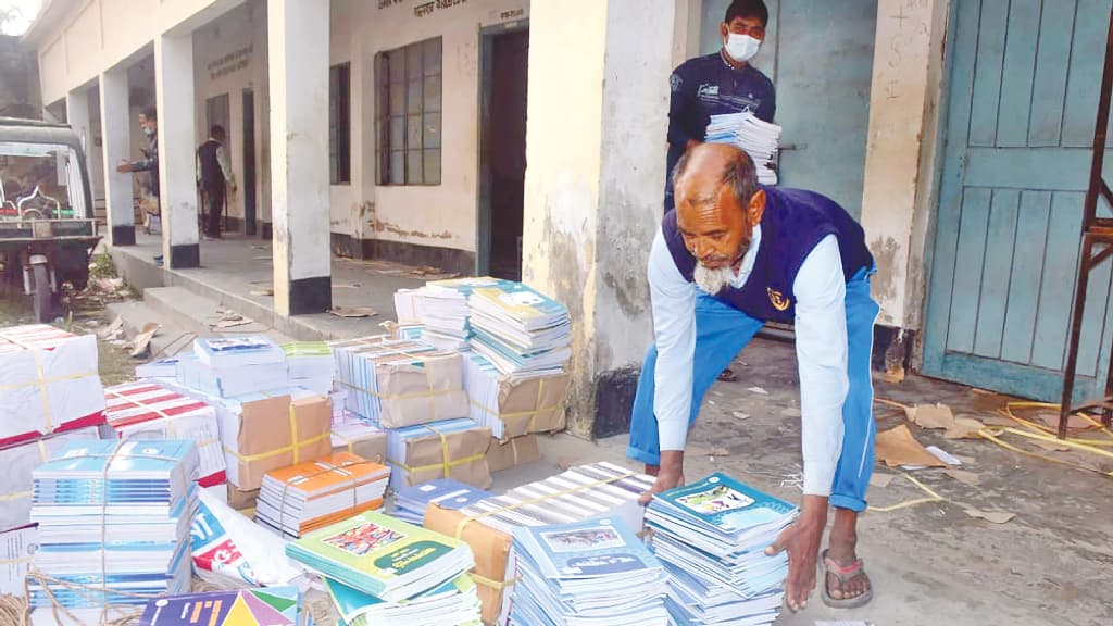 নতুন বই পাবে পাঁচ লাখের বেশি শিক্ষার্থী