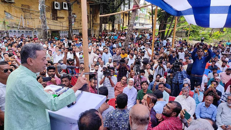 চট্টগ্রাম বিএনপি কার্যালয়ে সামনে পুলিশ পিপার স্প্রে 