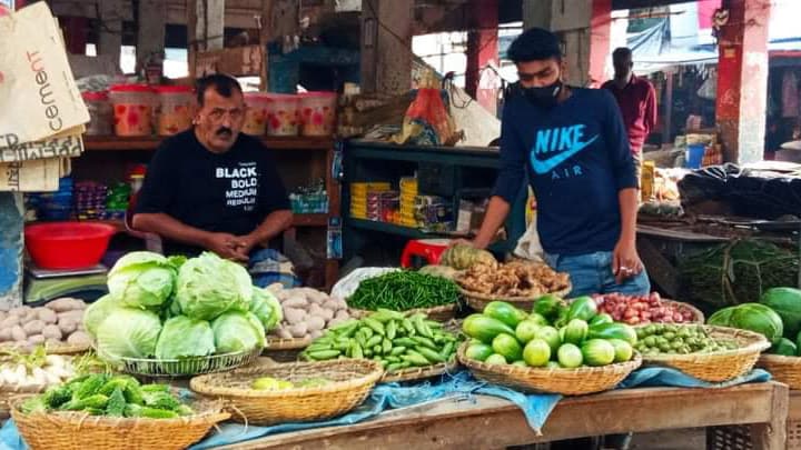 মুরগির দাম বাড়তি, সবজিতেও হাত দেওয়া যাচ্ছে না