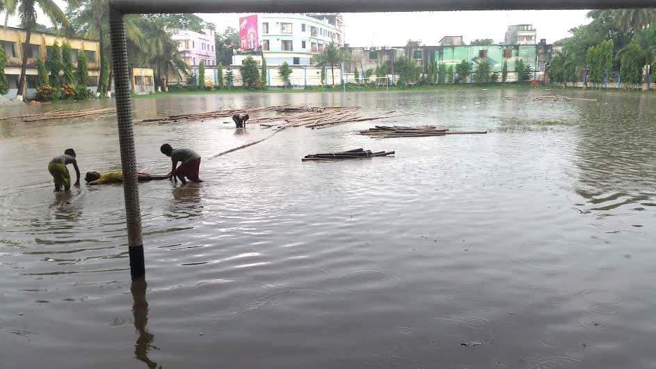 বাজারের পানি গড়িয়ে তলিয়ে যাচ্ছে স্কুলমাঠ