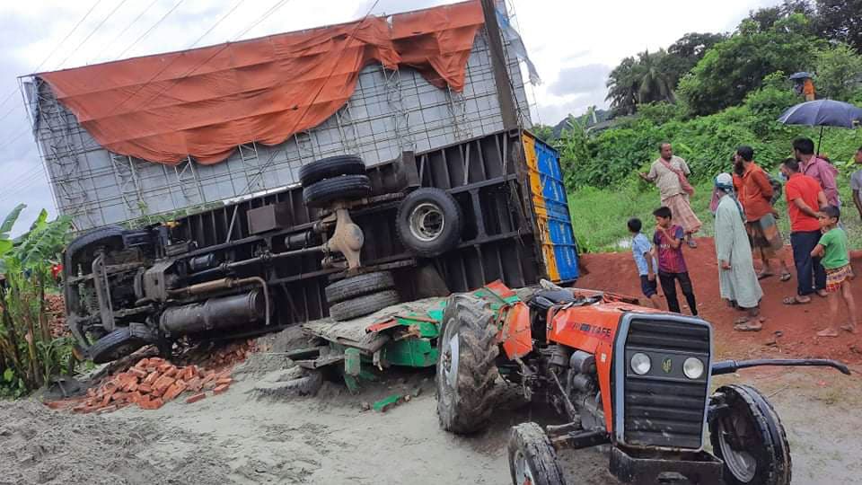 চান্দিনায় সড়কে প্রাণ গেল ৩ জনের