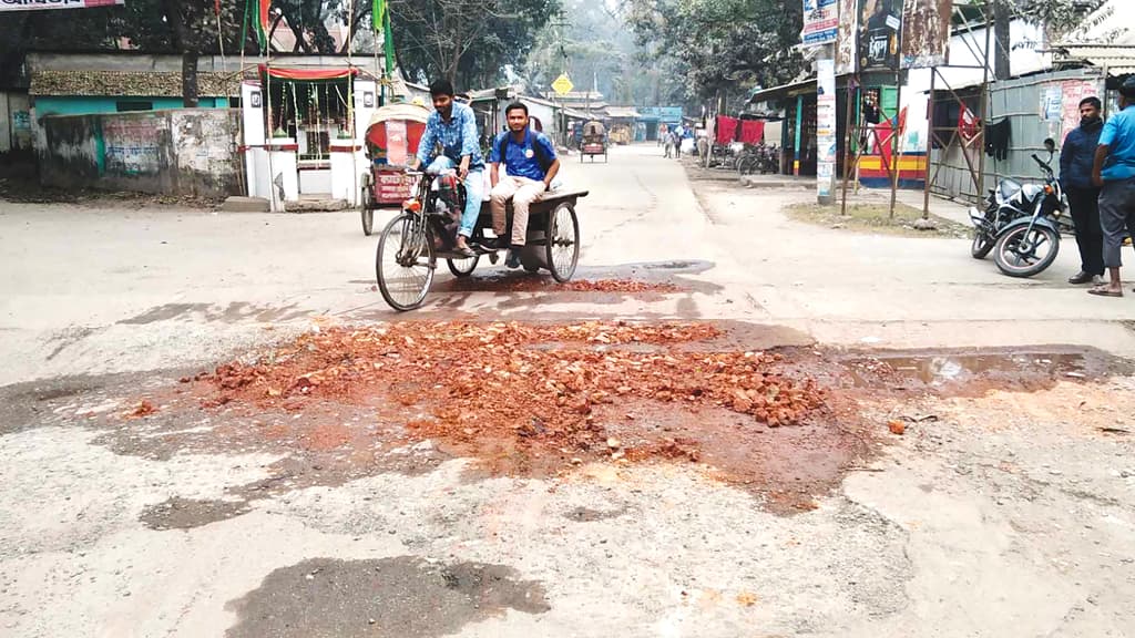 মন্ত্রী আসছেন, তাই সড়কে জোড়াতালির সংস্কার